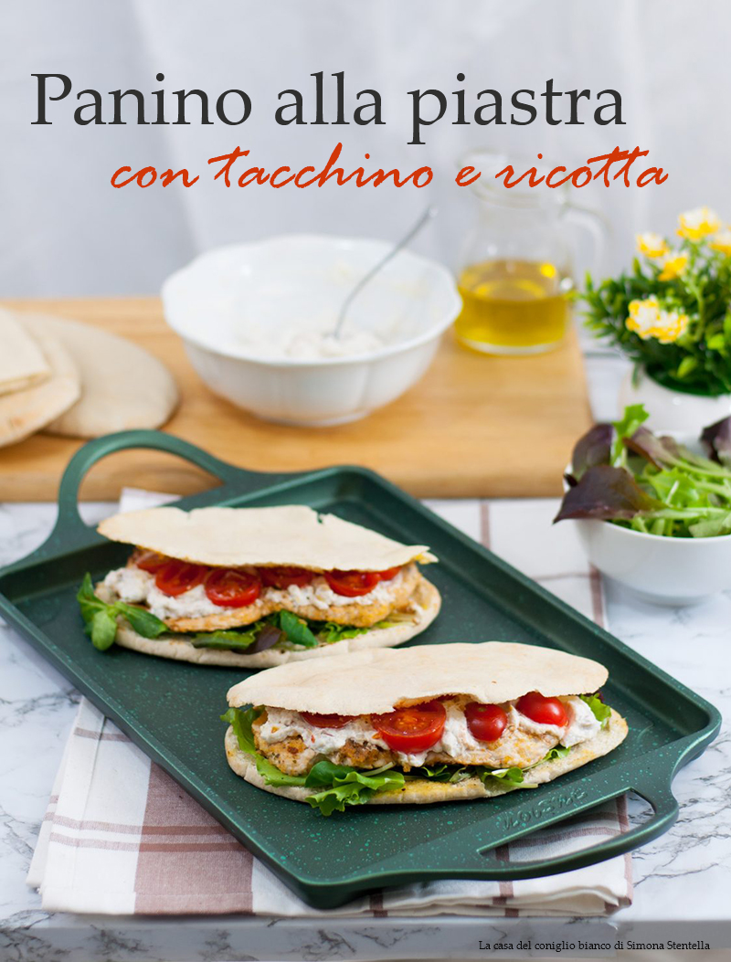 Panino alla piastra con tacchino e ricotta